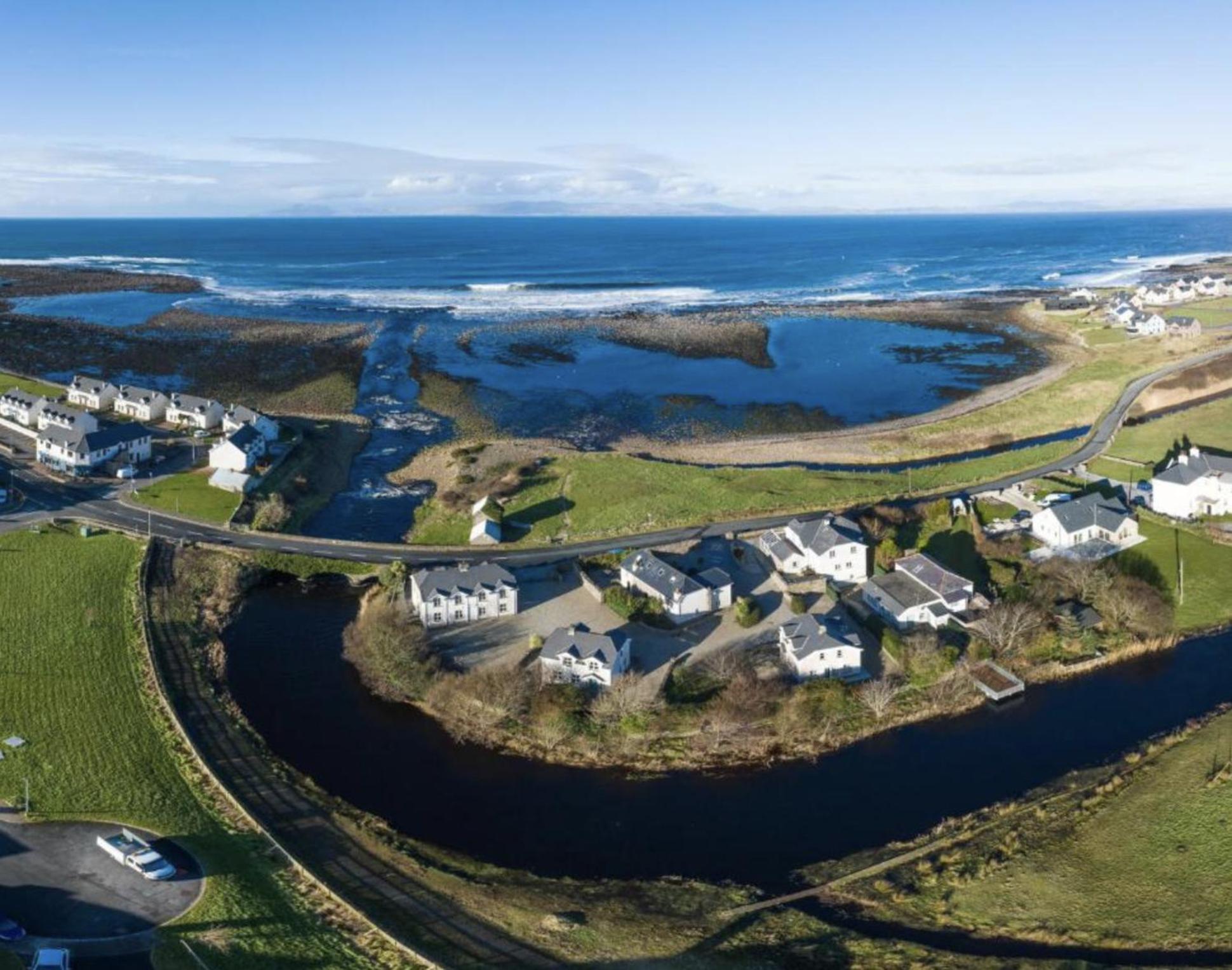 Beautiful Coastal House At The Drowes Rivermouth Бандоран Экстерьер фото